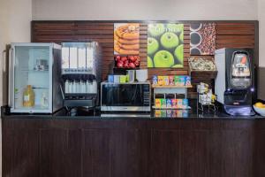 Kuchyň nebo kuchyňský kout v ubytování La Quinta Inn by Wyndham Laredo I-35