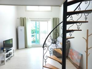 TV a/nebo společenská místnost v ubytování Gamseong House + 23 fotografií