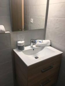 ein Bad mit einem Waschbecken und einem Spiegel in der Unterkunft A 200m de la Plage, du Haut Standing au coeur du Parc in Mohammedia