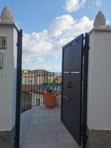 uma porta aberta para uma varanda com uma planta em A Barunedda - charming house with terrace em Taormina