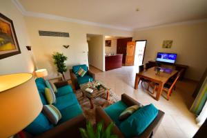 sala de estar con sofá y mesa en Xperience Kiroseiz AquaPark Premier-Naama Bay en Sharm El Sheikh