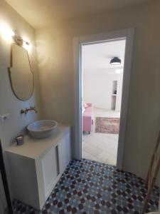 uma casa de banho com um lavatório e um espelho em A Barunedda - charming house with terrace em Taormina