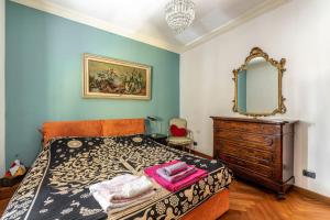 - une chambre avec un lit, une commode et un miroir dans l'établissement Appartamento con Ampia Terrazza - 10 minuti da Torino, à Moncalieri