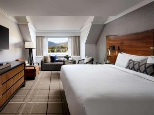 Cama ou camas em um quarto em Fairmont Chateau Whistler