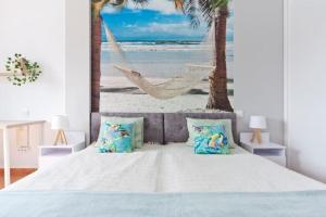 Schlafzimmer mit Hängematte am Strand in der Unterkunft Widok na basen, Home-Office, Wi-Fi Gratis in Costa Calma + 20 Fotos