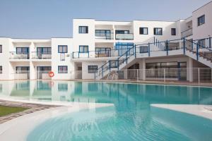 ein großes Schwimmbad vor einem Gebäude in der Unterkunft Widok na basen, Home-Office, Wi-Fi Gratis in Costa Calma