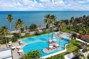 班帕那普兰Wyndham Hua Hin Pranburi Resort & Villas的享有带游泳池和海洋的度假村的空中景致
