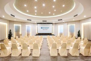 une salle vide avec un écran et une salle de conférence dans l'établissement Wyndham Hua Hin Pranburi Resort & Villas, à Ban Pak Nam Pran