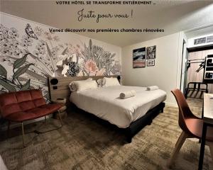 Kyriad Vitrolles Aéroport Marseille في فيتروي: غرفة نوم بسرير جداري عليه ورد
