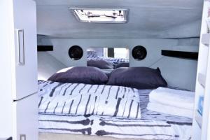 1 dormitorio con 1 cama en la parte trasera de una furgoneta en Luxury Boat KARAMBA I, en San Miguel de Abona