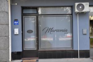 una ventana de una tienda con el nombre Marsomnia en ella en Room Marsonia en Slavonski Brod