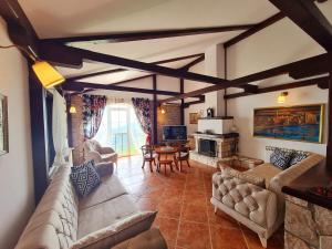een woonkamer met banken en een tafel en stoelen bij Villa Nera in Budva