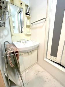 a small bathroom with a sink and a mirror at 2-2札幌駅徒歩7分の好立地Service Apartment SAPPORO札幌ステーション綺麗な部屋 in Kita-rokujō +28 photos