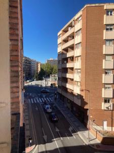 une vue aérienne sur une rue de la ville avec un bâtiment dans l'établissement Habitación doble en apartamento de 3 habitaciones, à Salamanque