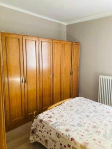 um quarto com armários de madeira e uma cama em Habitación doble en apartamento de 3 habitaciones em Salamanca