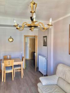 sala de estar con mesa y lámpara de araña en Habitación doble en apartamento de 3 habitaciones, en Salamanca