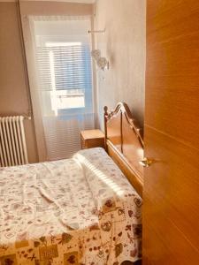 Schlafzimmer mit einem Bett und einem Fenster in der Unterkunft Habitación doble en apartamento de 3 habitaciones in Salamanca