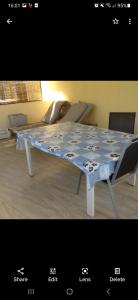 une table dans une pièce avec deux chaises autour de celle-ci dans l'établissement DINO1, à Trou aux Biches