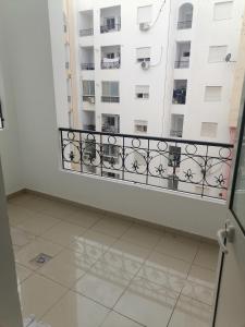 un balcón con barandilla y un edificio en Maison Karam, en Rabat
