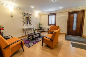 A seating area at Apartamentos & casas rurales Santo Domingo de Silos