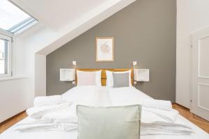 A bed or beds in a room at Penthouse Staatsoper