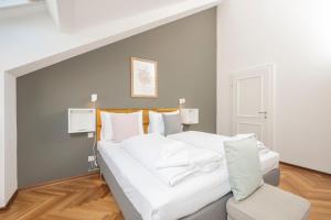 A bed or beds in a room at Penthouse Staatsoper