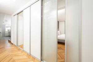 A bed or beds in a room at Penthouse Staatsoper