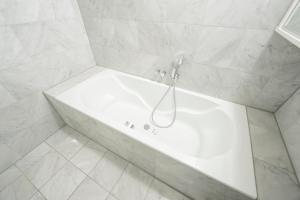 A bathroom at Penthouse Staatsoper