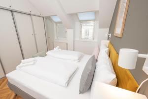 A bed or beds in a room at Penthouse Staatsoper