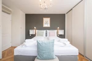 A bed or beds in a room at Penthouse Staatsoper