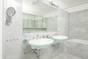 A bathroom at Penthouse Staatsoper