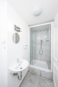 A bathroom at Penthouse Staatsoper