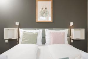 A bed or beds in a room at Penthouse Staatsoper