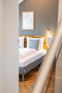 A bed or beds in a room at Penthouse Staatsoper