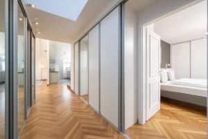 A bed or beds in a room at Penthouse Staatsoper