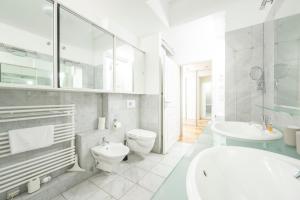 A bathroom at Penthouse Staatsoper Még 37 kép
