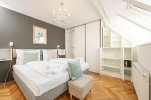 A bed or beds in a room at Penthouse Staatsoper