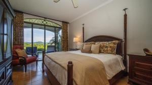 Voodi või voodid majutusasutuse Boungainvillea 7105 Luxury Apartment - Reserva Conchal toas