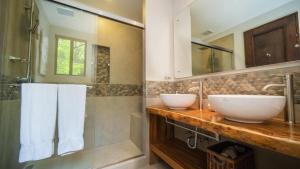 Vannituba majutusasutuses Boungainvillea 7105 Luxury Apartment - Reserva Conchal