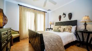 Voodi või voodid majutusasutuse Boungainvillea 7105 Luxury Apartment - Reserva Conchal toas