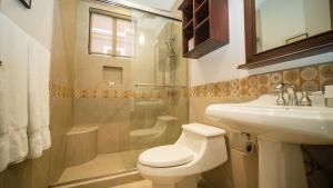 Vannituba majutusasutuses Boungainvillea 7105 Luxury Apartment - Reserva Conchal