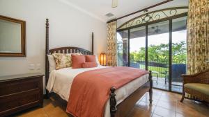 Boungainvillea 7105 Luxury Apartment - Reserva Conchal tesisinde bir odada yatak veya yataklar