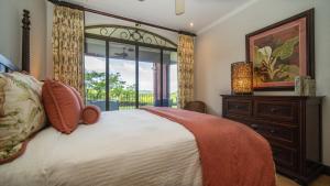 Voodi või voodid majutusasutuse Boungainvillea 7105 Luxury Apartment - Reserva Conchal toas