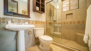 Vannituba majutusasutuses Boungainvillea 7105 Luxury Apartment - Reserva Conchal