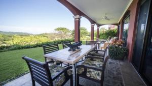 Rõdu või terrass majutusasutuses Boungainvillea 7105 Luxury Apartment - Reserva Conchal