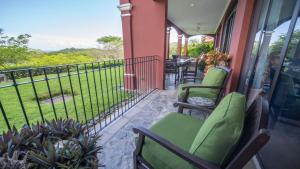 Rõdu või terrass majutusasutuses Boungainvillea 7105 Luxury Apartment - Reserva Conchal