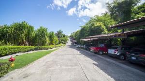 Aed väljaspool majutusasutust Boungainvillea 7105 Luxury Apartment - Reserva Conchal