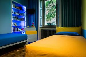 una camera con letto giallo e finestra di Villa delle Fiabe - Homelike Villas a Ossuccio