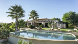 una casa con piscina y palmeras en Villa delle Palme - Homelike Villas en Castelvetrano Selinunte