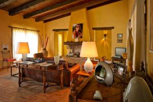 un soggiorno con divano e tavolo di Villa delle Palme - Homelike Villas a Castelvetrano Selinunte